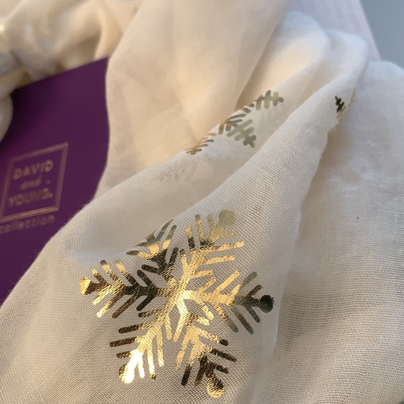 NWT Infinity scarf super cute soft light material Give a pop to your wardrobe ❄️ - Picture 3 of 3